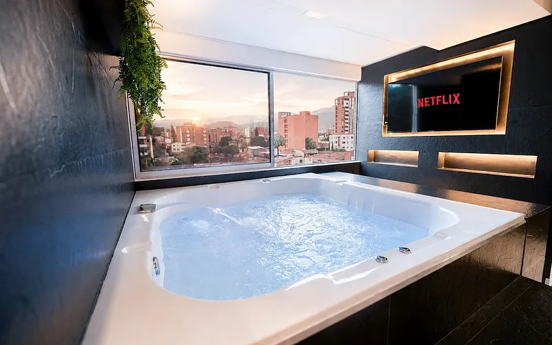 Modern Jacuzzi Suite • AC + Views photo 2