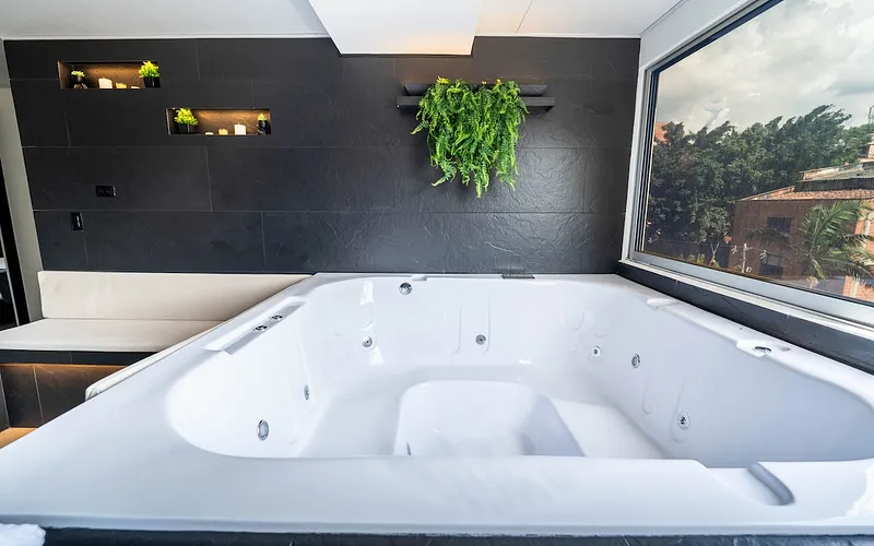 Modern Jacuzzi Suite • AC + Views photo 4