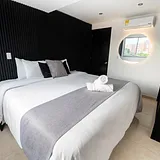 Modern Jacuzzi Suite • AC + Views photo 7