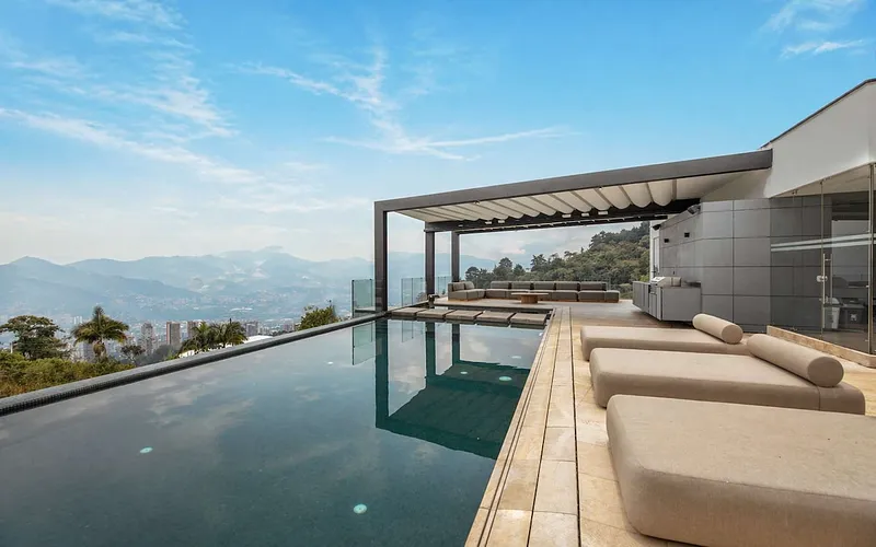 Luxury Skyline Villa with Pool photo 3