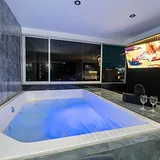 VIP Jacuzzi Suite • AC + City Views photo 2